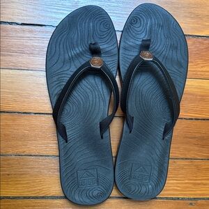 Reef Black Textured Wave Print Flip Flops